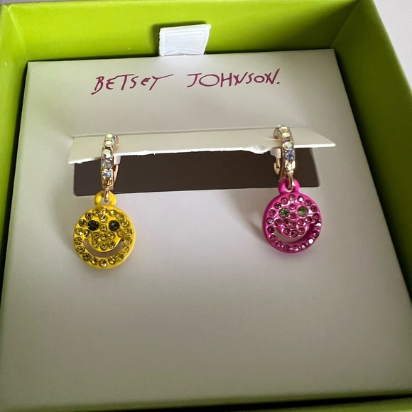 Betsey Johnson Smiley Dangle Ear-Rings - Picture 1 of 5